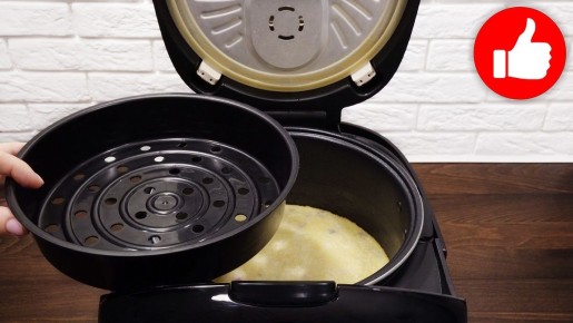 Манник на кефире с ягодами в мультиварке