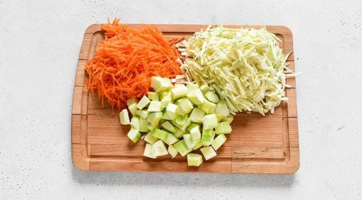 Простой и вкусный салат из кабачков и капусты на зиму