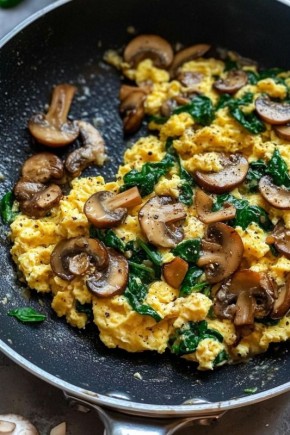 Омлет со шпинатом и грибами: быстрый завтрак на любой вкус