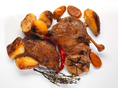 Нежная утка, запеченная в горшке