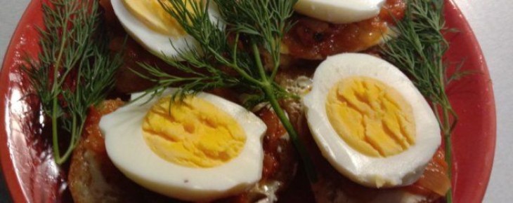 Канапе из гренок с томатным пюре и яйцом: простая вторая закуска на праздник