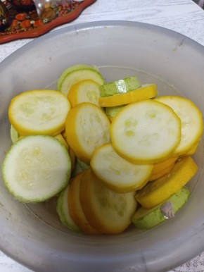 Утончённый обед на скорую руку с чесночными кабачками и копчёными рёбрышками