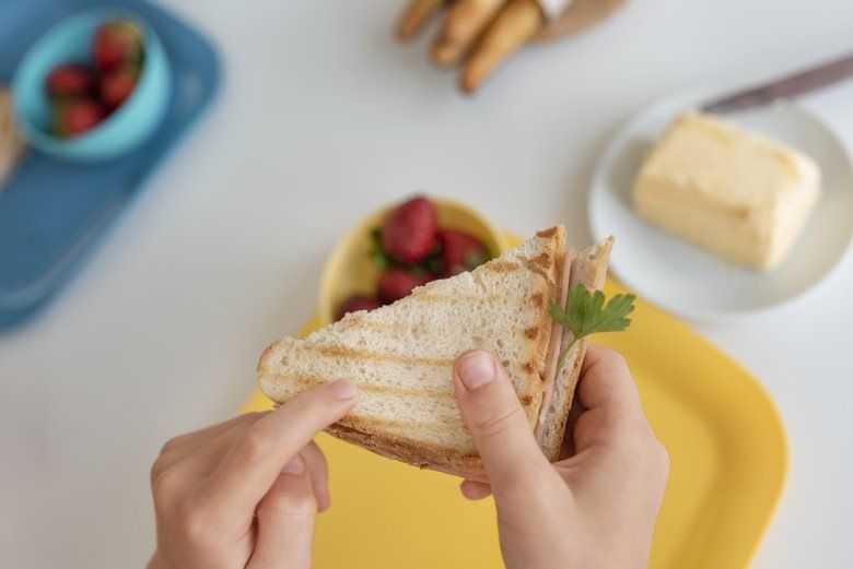 Эксперт предупреждает о последствиях любимых бутербродов с колбасой и сыром