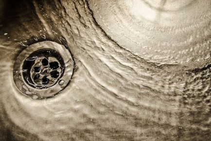 Неожиданный способ борьбы с засорами: как канцелярская резинка поможет в быту