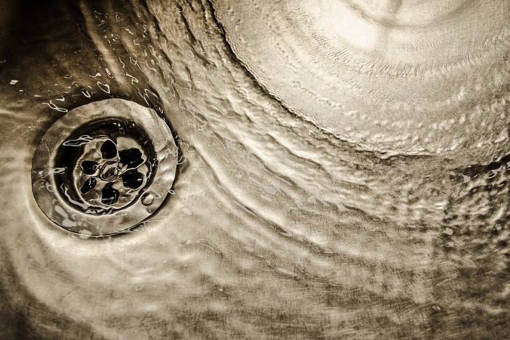 Неожиданный способ борьбы с засорами: как канцелярская резинка поможет в быту