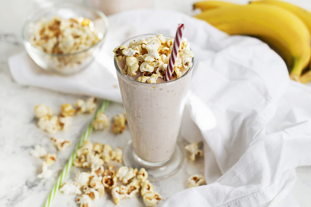 Наслаждение в стакане: ванильно-клубничный милкшейк с бананом и карамельным попкорном
