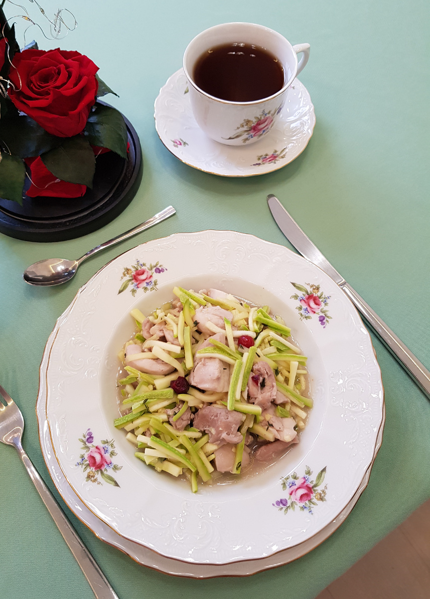 Куриное филе с кабачками и клюквой