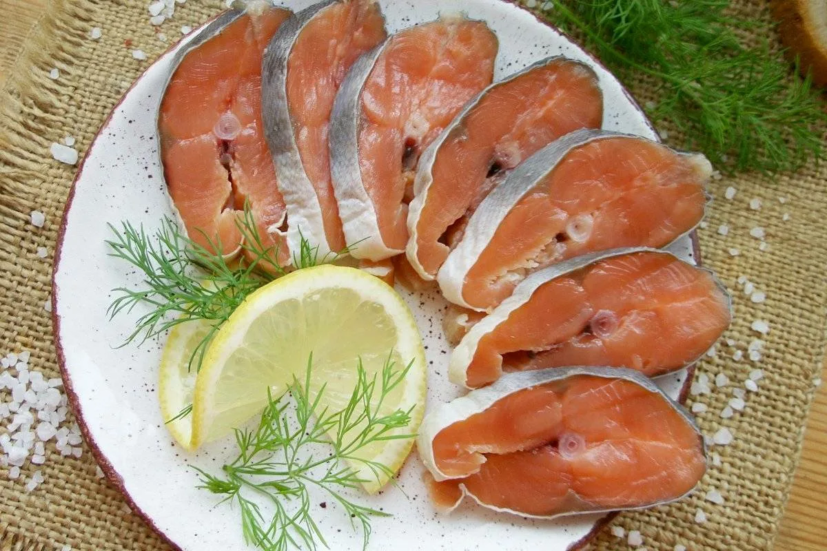 Соленая горбуша за минуту: домашний рецепт от шефа