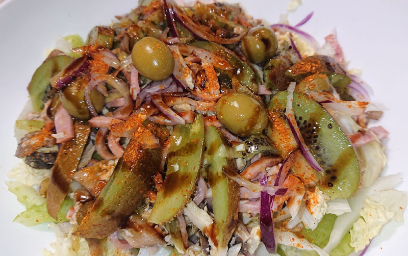 Салат с киви и ветчиной из индейки