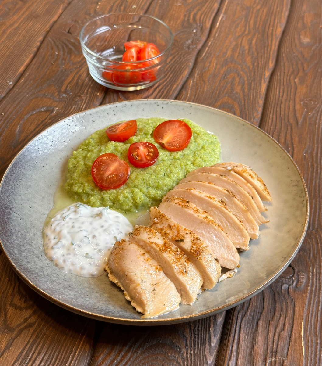 Лёгкий ужин: куриное филе с брокколи и чудесным соусом из чиа