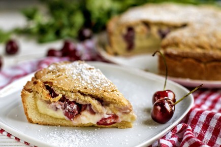 Нежный пирог с черешней и заварным кремом, который покорит вас