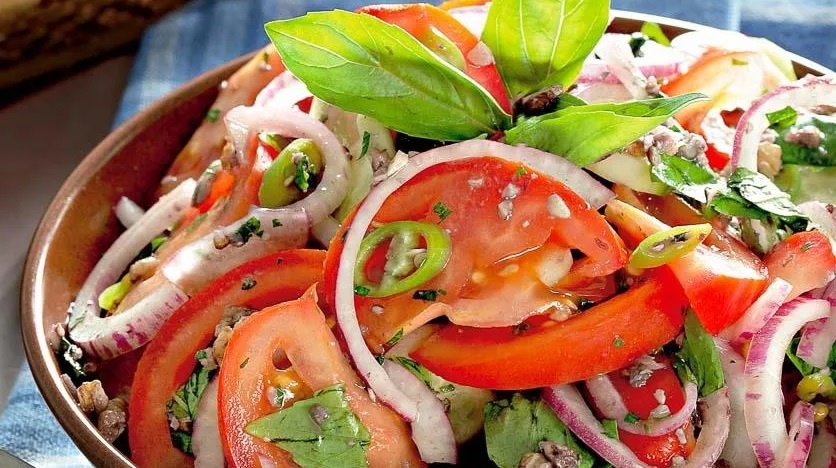 Летний салат с помидорами, огурцами и ореховой заправкой