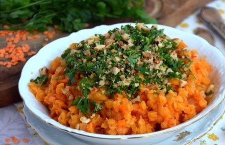 Ароматная чечевица с помидорами и грецкими орехами