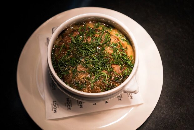 Используйте свежий лук для идеального супа