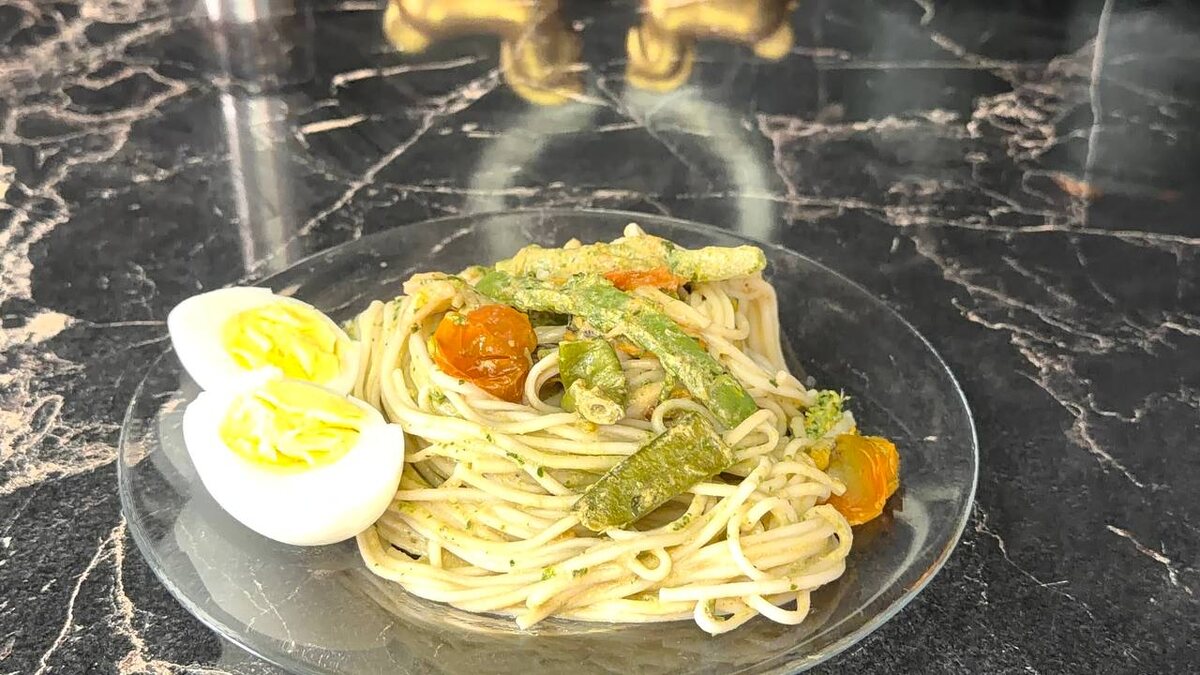 Паста с морепродуктами и яичной лапшой