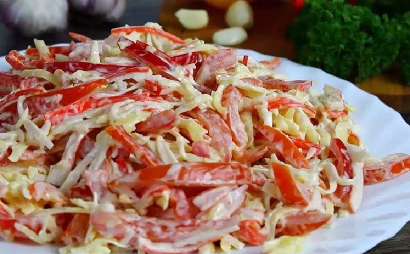 Легкий и аппетитный салат с крабовыми палочками на праздничный стол