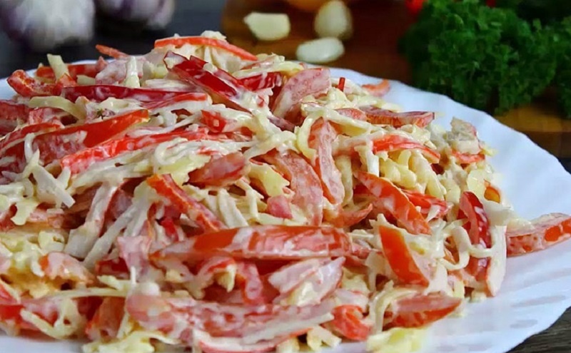 Легкий и аппетитный салат с крабовыми палочками на праздничный стол