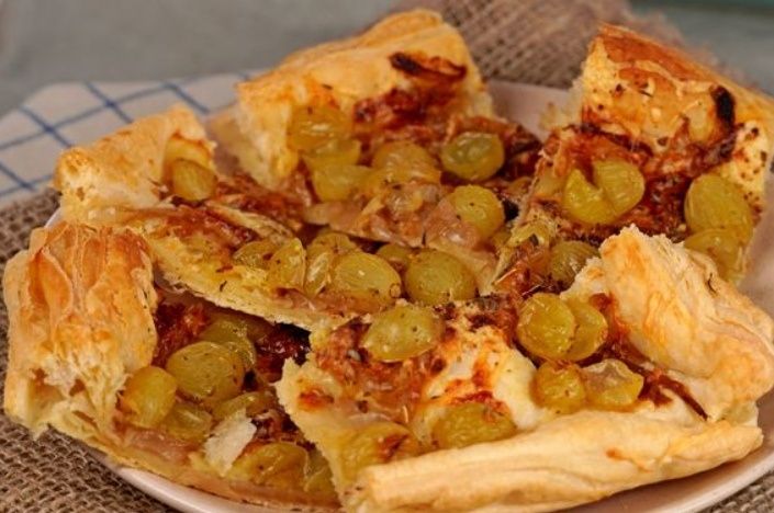 Как приготовить слоёный пирог с карамелизированным луком и виноградом