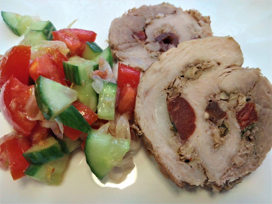 Необычный мясной рулет для праздничного стола