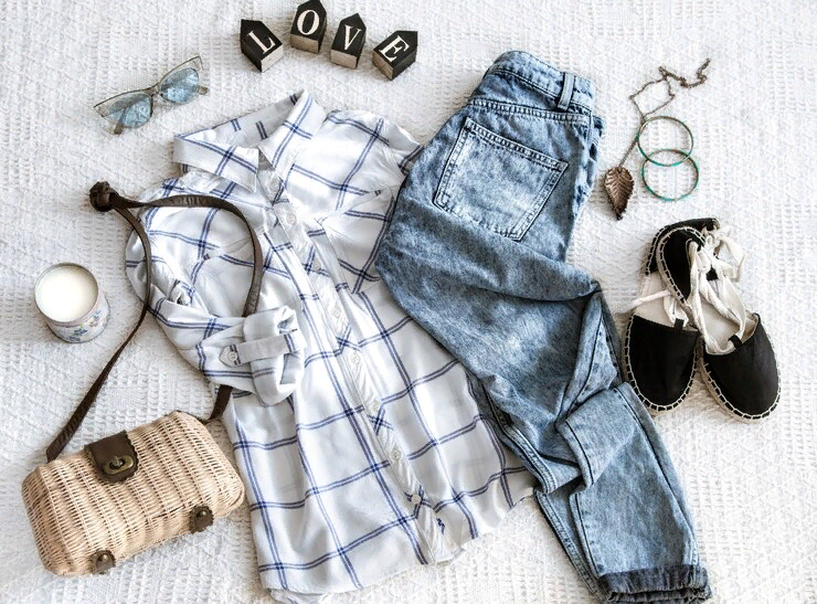 Как сэкономить на одежде: метод "5 вещей" станет вашим помощником