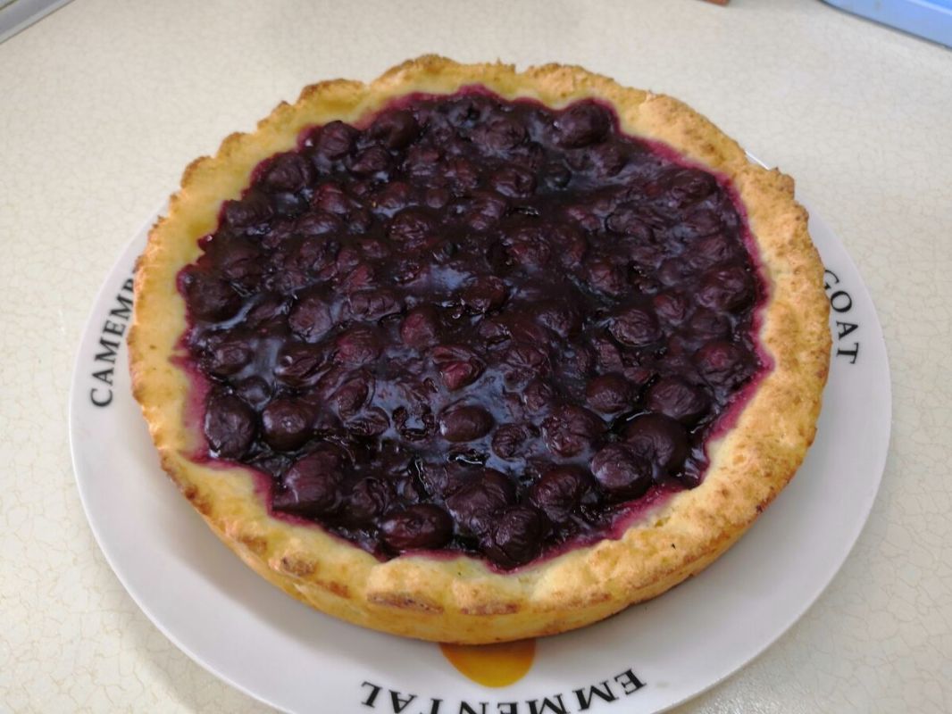 Нежная ватрушка с вишней: легкий рецепт для сладкоежек