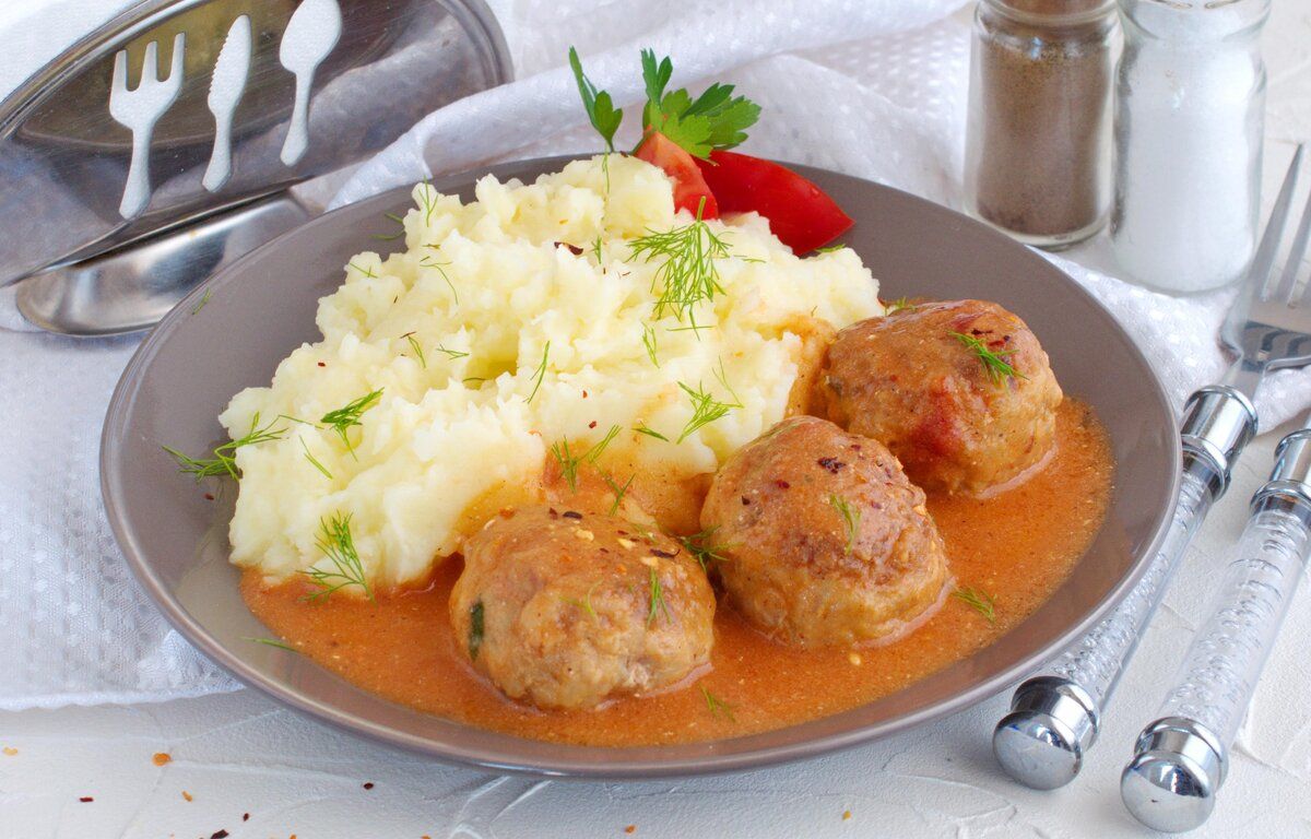 Мясные тефтели с рисом в сметанной подливе: простота и вкус в каждом укусе