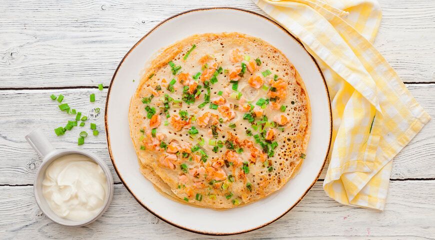 Блины с лососем и зеленым луком