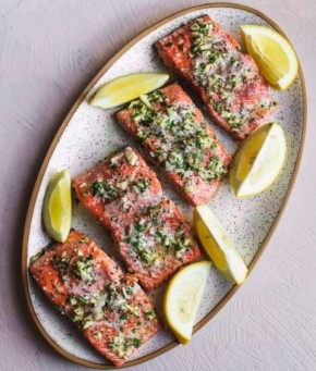 Лосось с ароматом чеснока: идеально для ужина