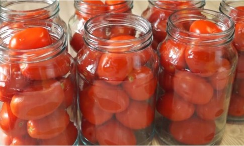 Помидоры на зиму: простой и сладкий рецепт для всей семьи