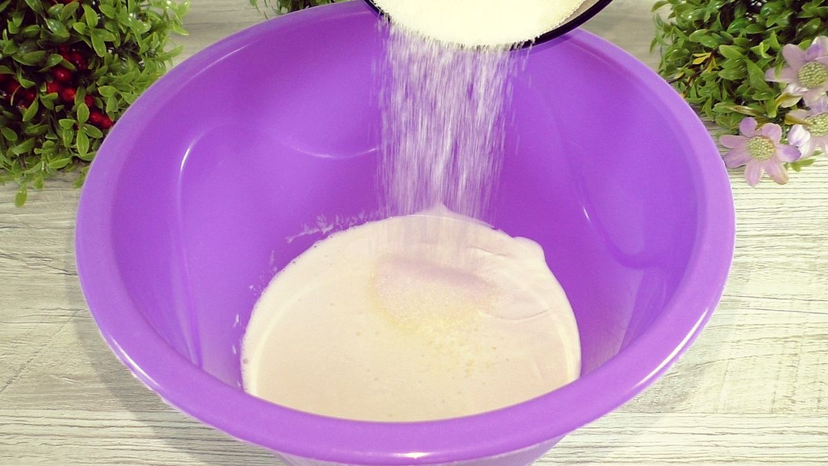 Нежный медовый пирог на кефире и сметане: простой рецепт для уютного чаепития