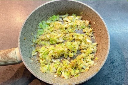 Пирог на сковороде: быстрый завтрак без духовки