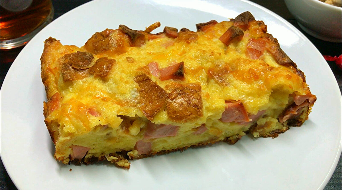 Натуральный завтрак: быстрое приготовление пирога из хлеба и колбасы