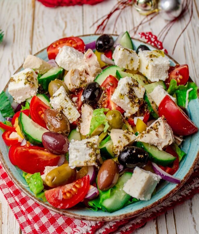 Вкусный греческий салат с курицей для вашего стола
