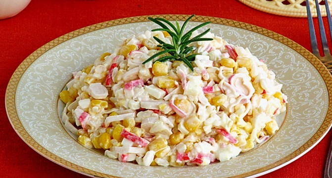 Крабовый салат с кукурузой: идеальное сочетание для праздничного стола