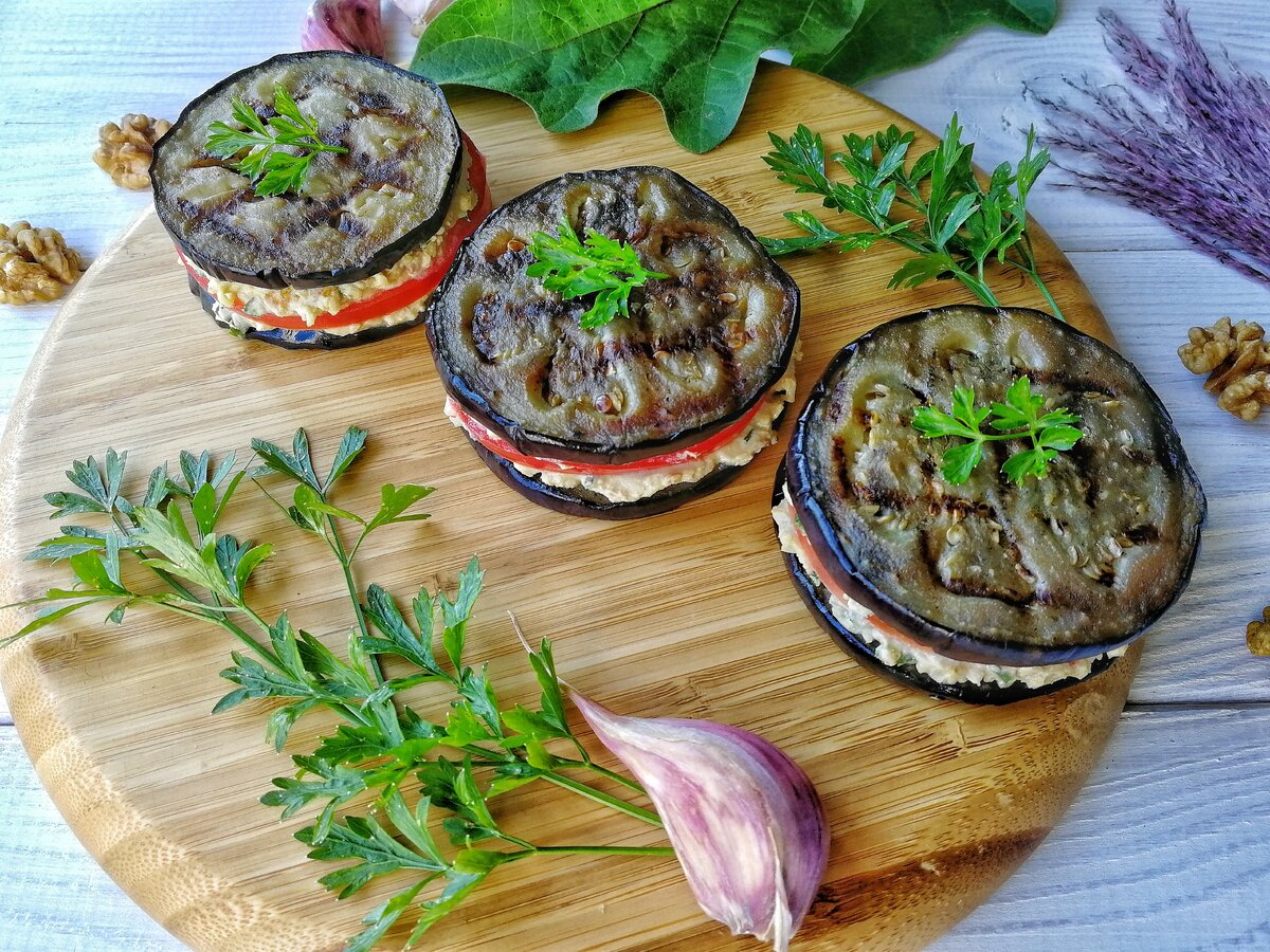 Слоёные баклажановые пирамидки: идеальная закуска для любого стола