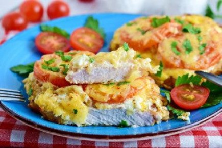Вкусные отбивные с помидорами и сыром, которые можно приготовить за 30 минут