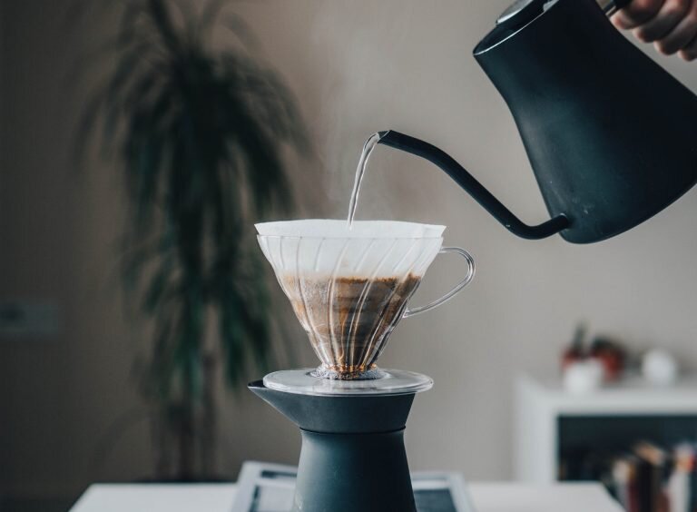 Как выбор материала пуровера влияет на идеальную экстракцию кофе