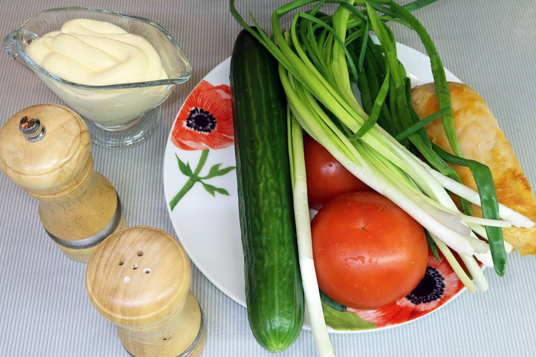 Салат с копчёной грудкой, помидорами и огурцом