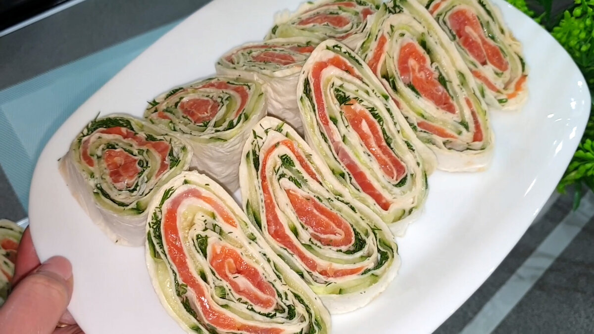 Сочная холодная закуска: рулет из лаваша с красной рыбой