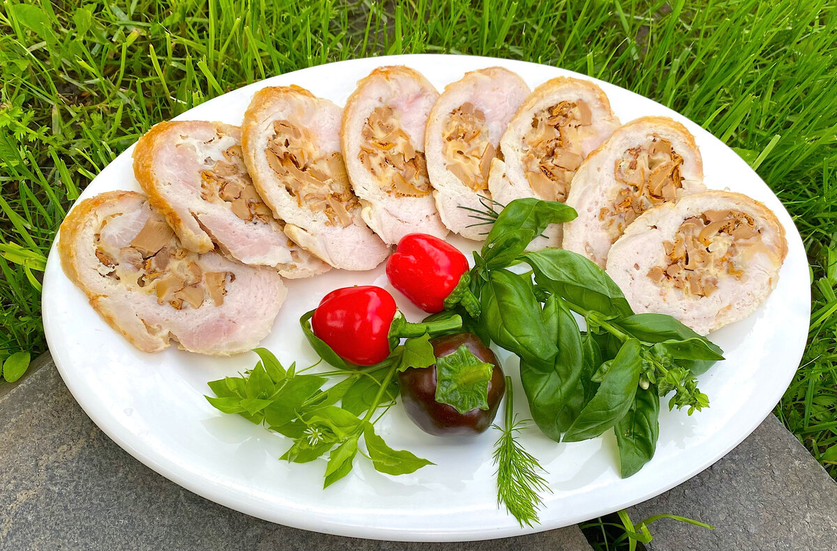 Мясной рулет с лисичками для любого случая