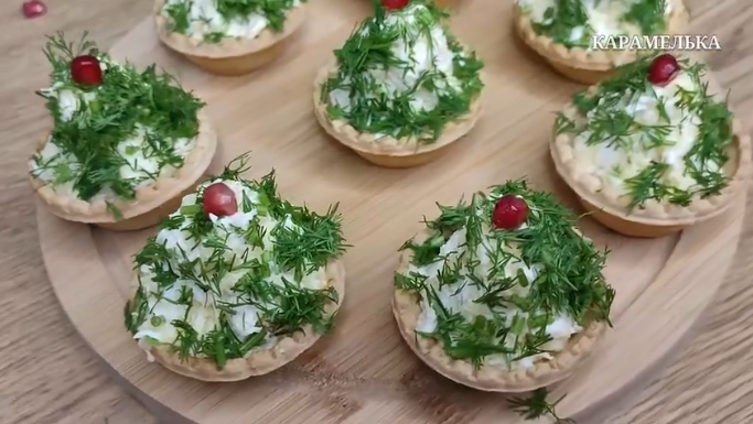 Мини-ёлочки в тарталетках: яркая закуска для новогоднего стола