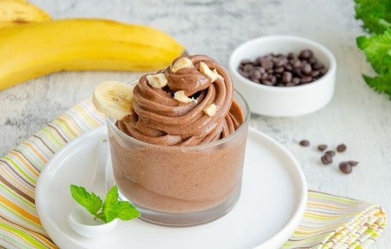 Нежное банановое мороженое с шоколадным акцентом