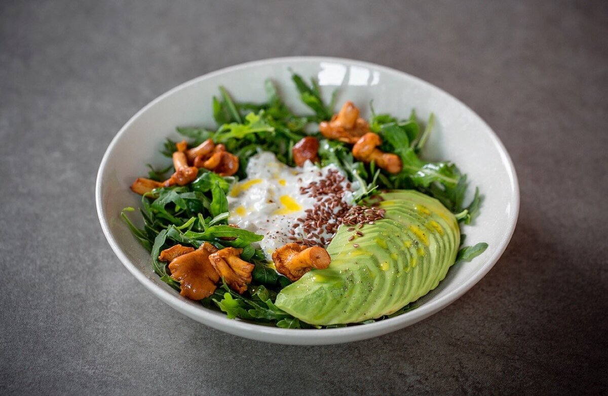 Изысканный боул с лисичками и авокадо: просто и полезно