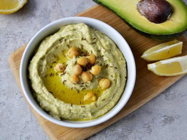 Вкус Средиземноморья: хумус с оливками и авокадо