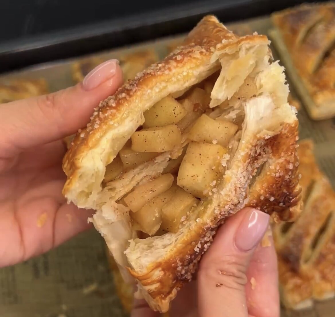 Слойки с яблоками: быстрый и простой рецепт для истинных гурманов