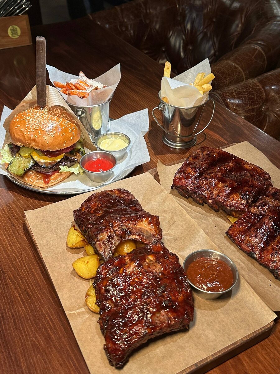 Ребра в соусе Coca Cola и Jack Daniels, которые стоит попробовать в Петербурге