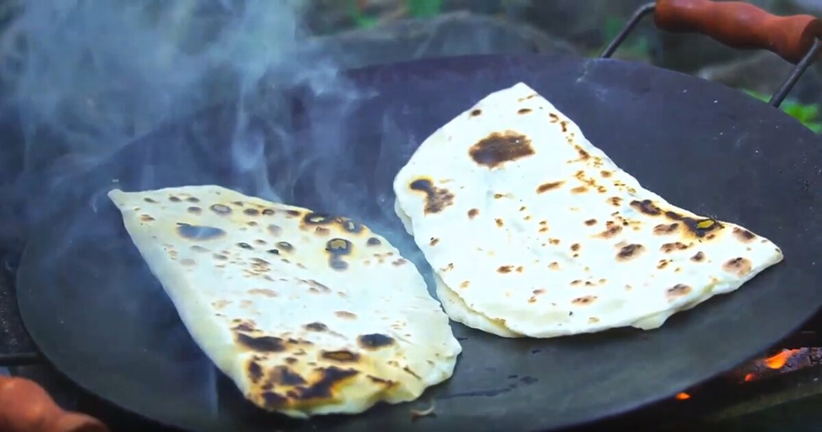Кутабы на природе: сырные лепешки с запахом дыма