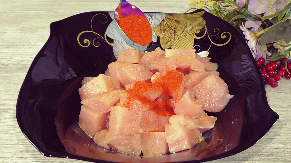 Нежное куриное филе и овощи в горшочке