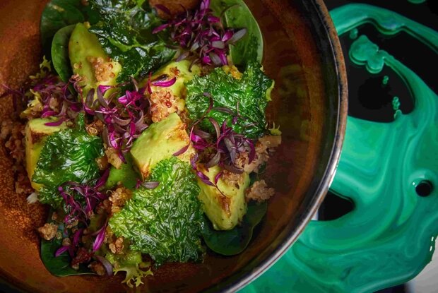 Легкий и сытный постный салат с авокадо и киноа