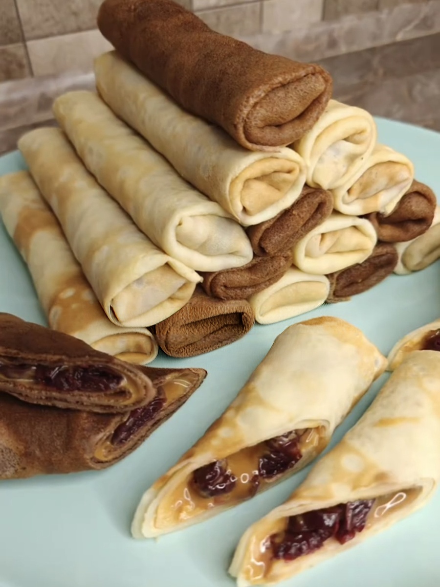 Вкусняшка на десерт: блины «День и Ночь» с вишней и сгущёнкой